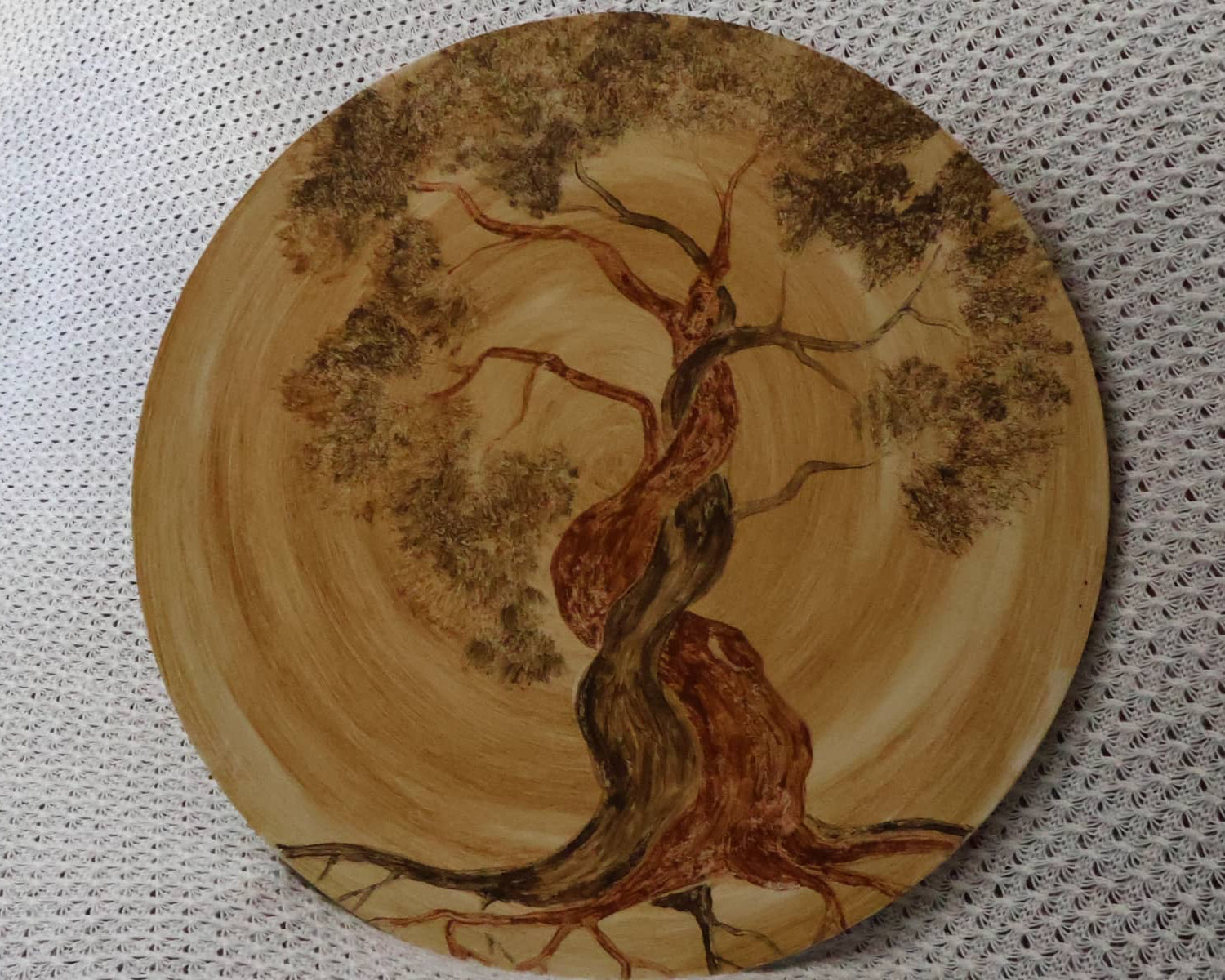 naturfarbenbild der kuenstlerin auf einer holzplatte